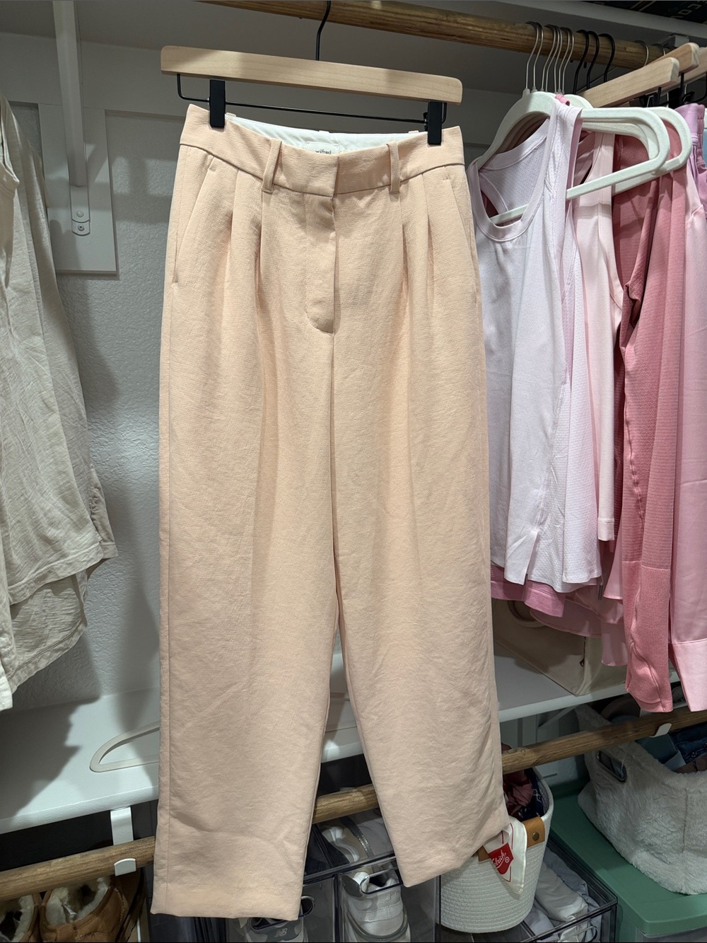Wilfred Carrot Pant High-Rise Pleated Trousers in Pale Peach